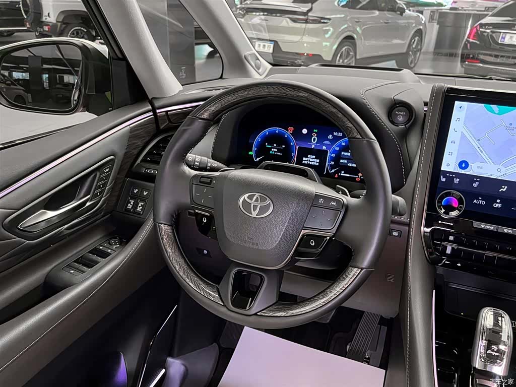 Toyota Alphard, 2025 8
