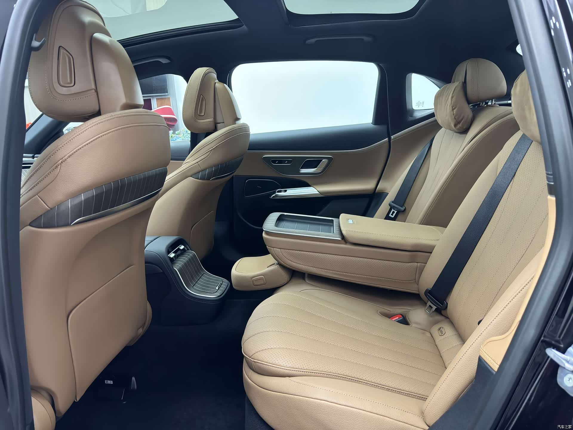 Mercedes-Benz E-Class, 2025 10
