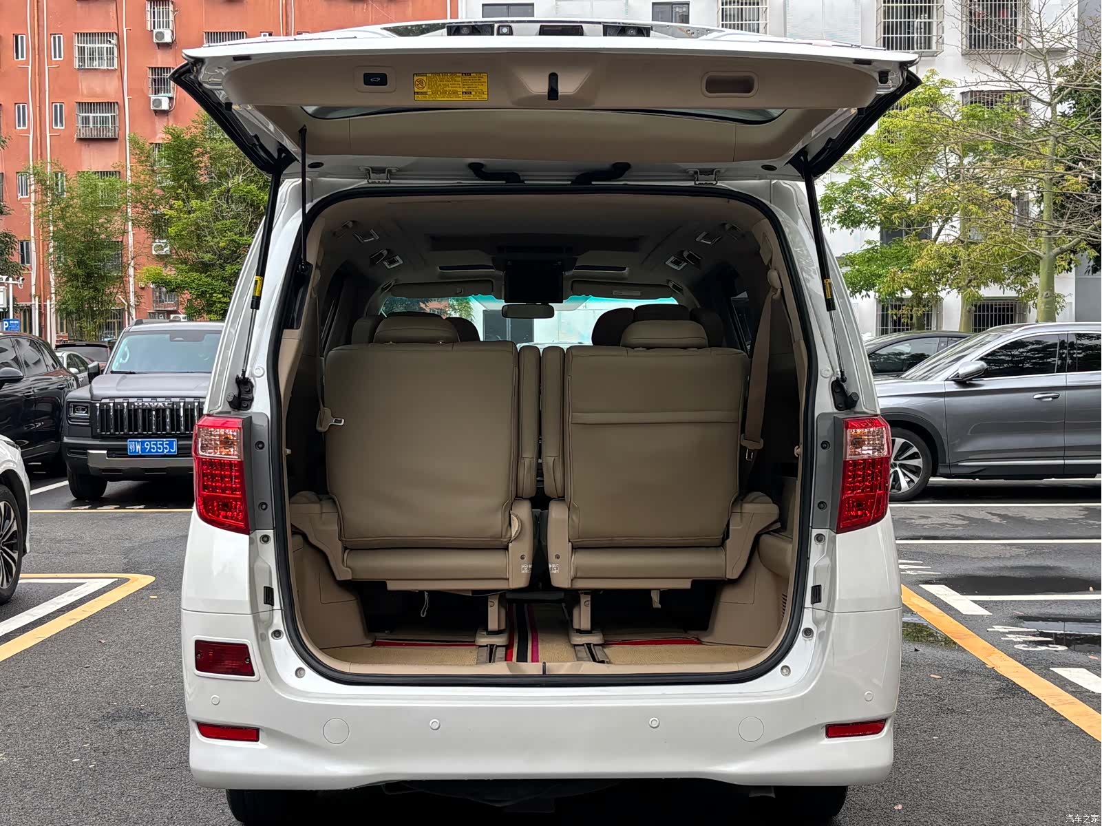 Toyota Alphard, 2010 13