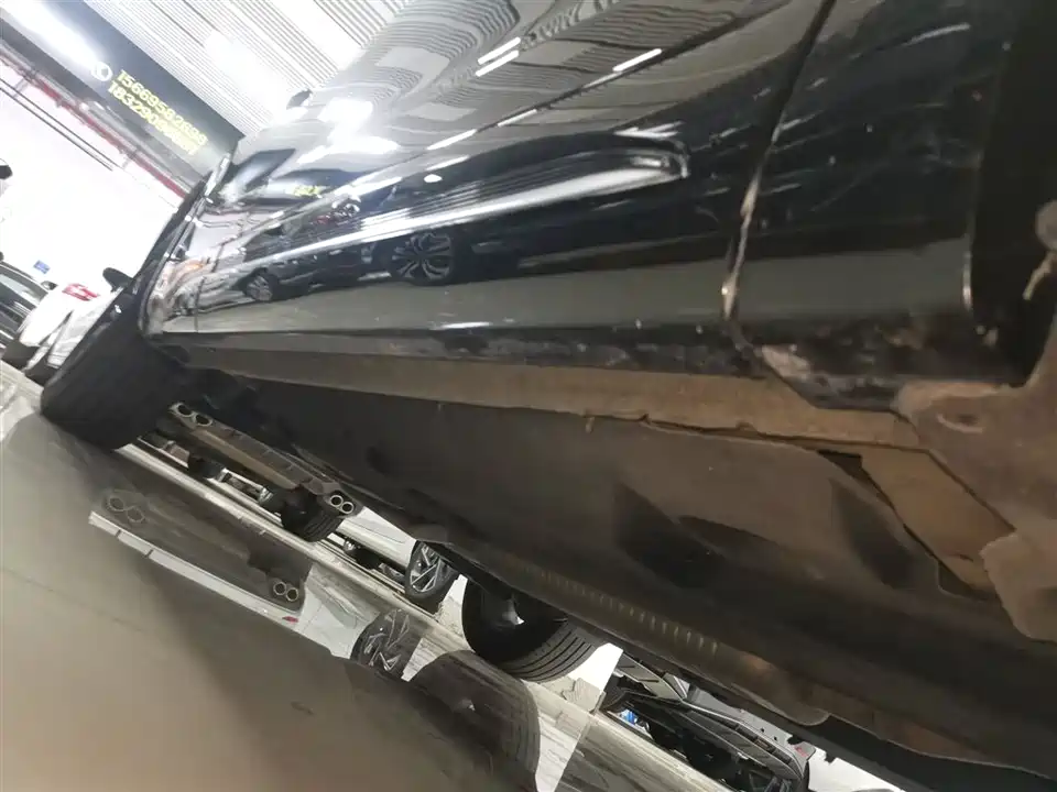 Hongqi HS5