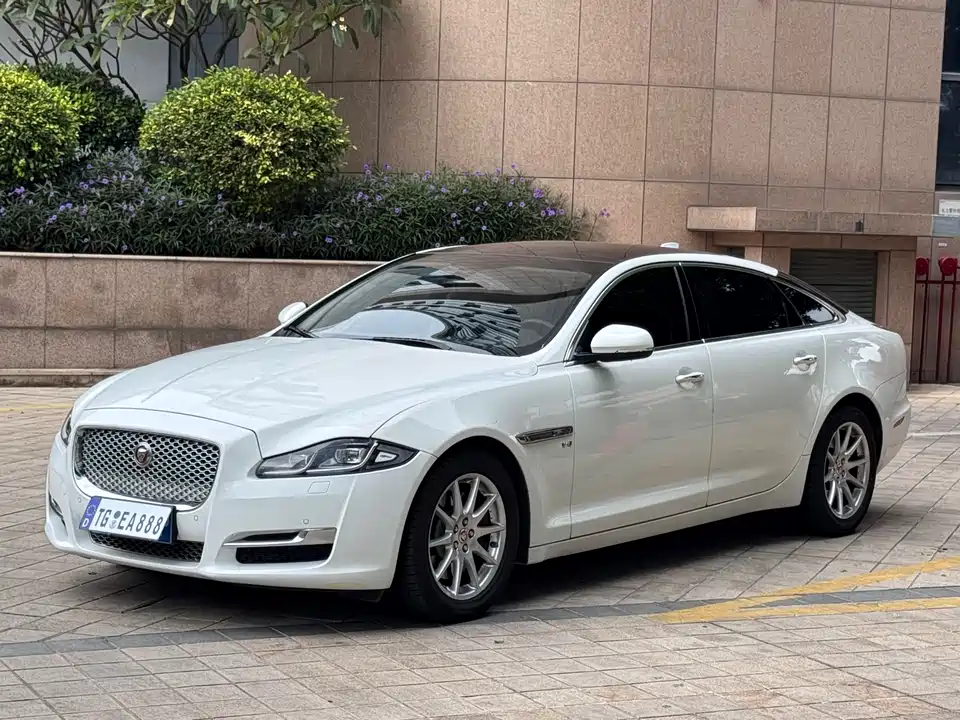 Jaguar XJ
