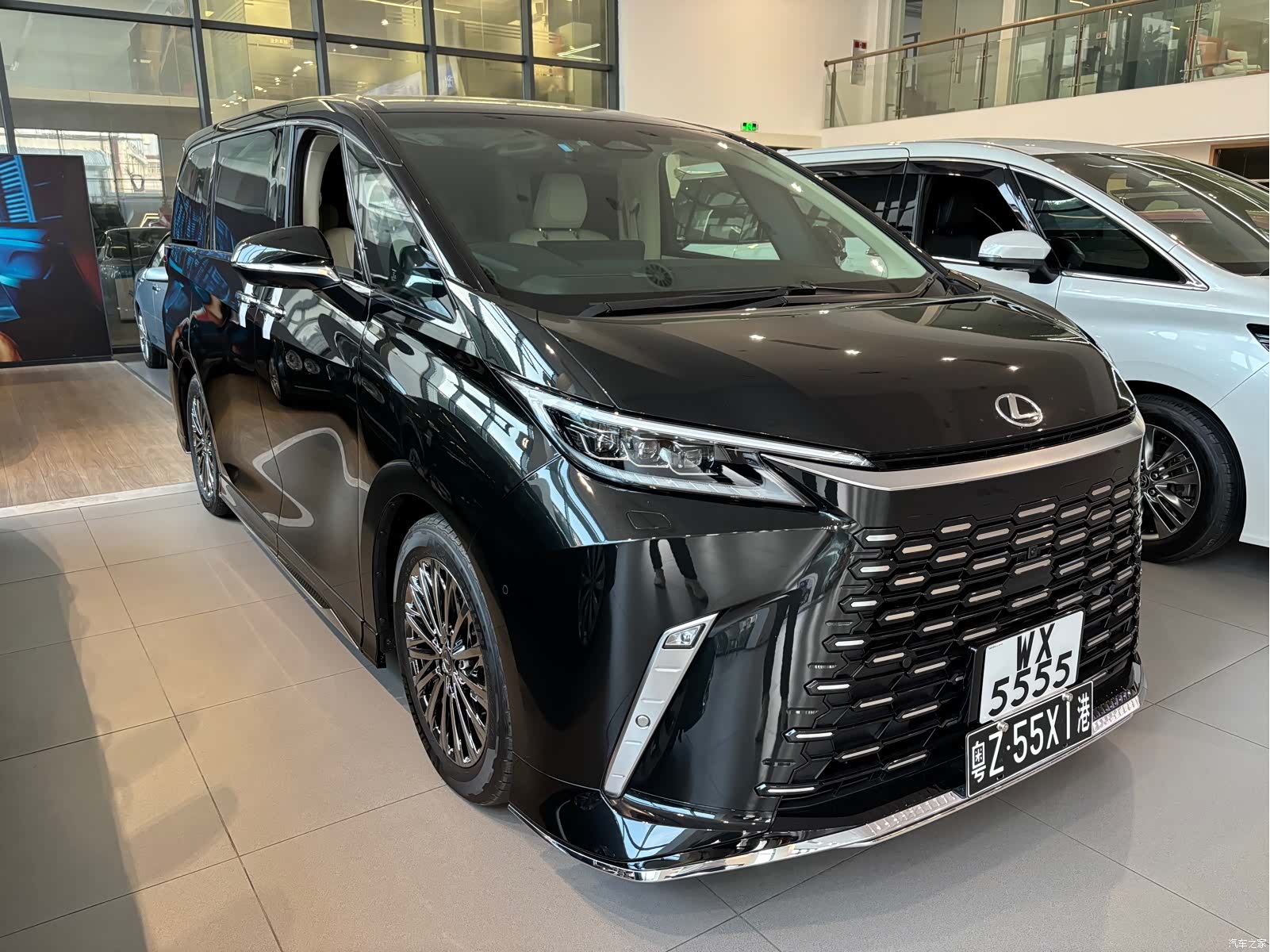 Lexus LM, 2025 3
