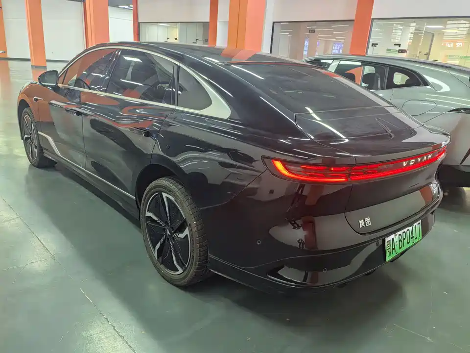 VOYAH Lantu chasing light