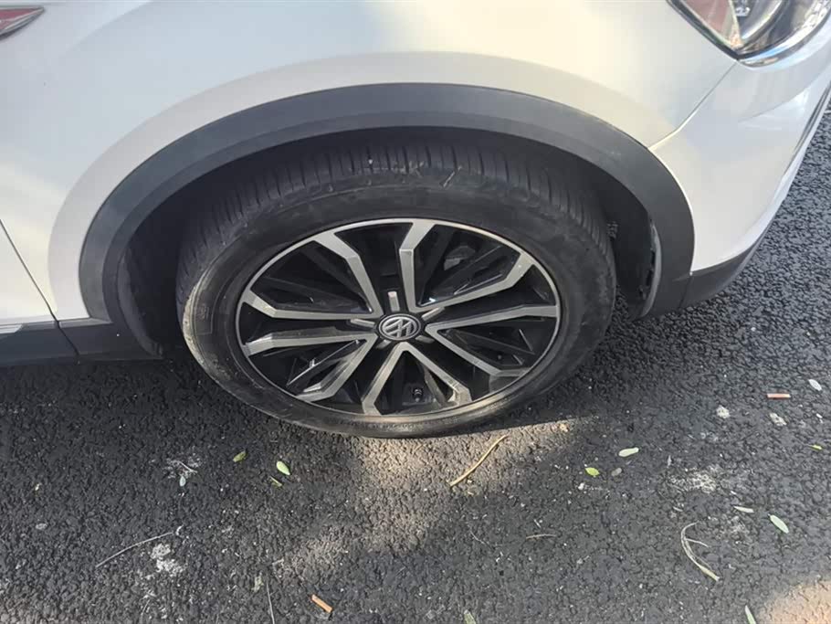 Volkswagen T-ROC exploring Songs