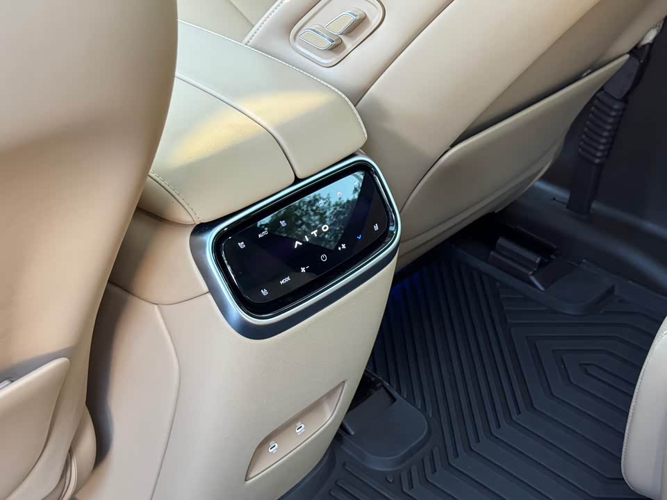 AITO Ask the world M7