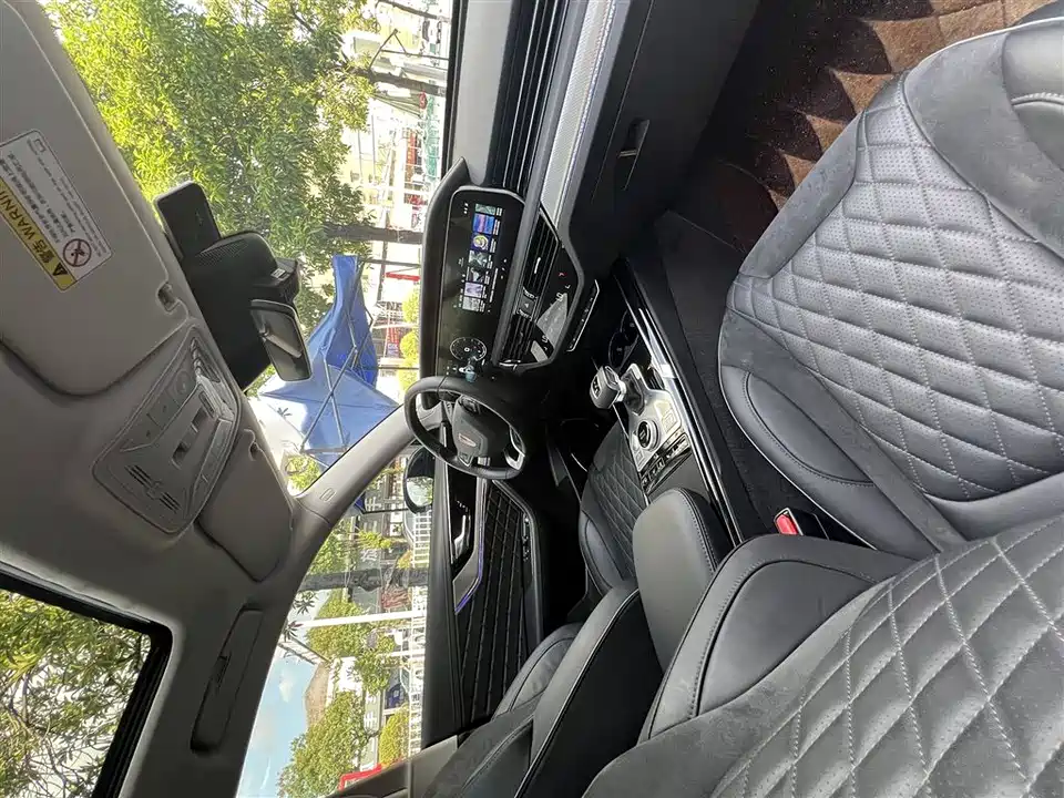 Hongqi HS5