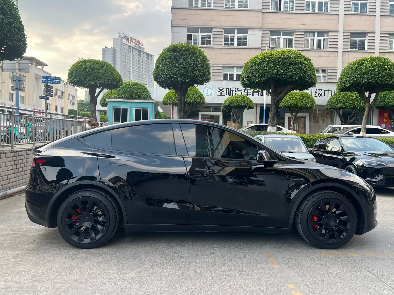 Tesla Model Y, 2022 3