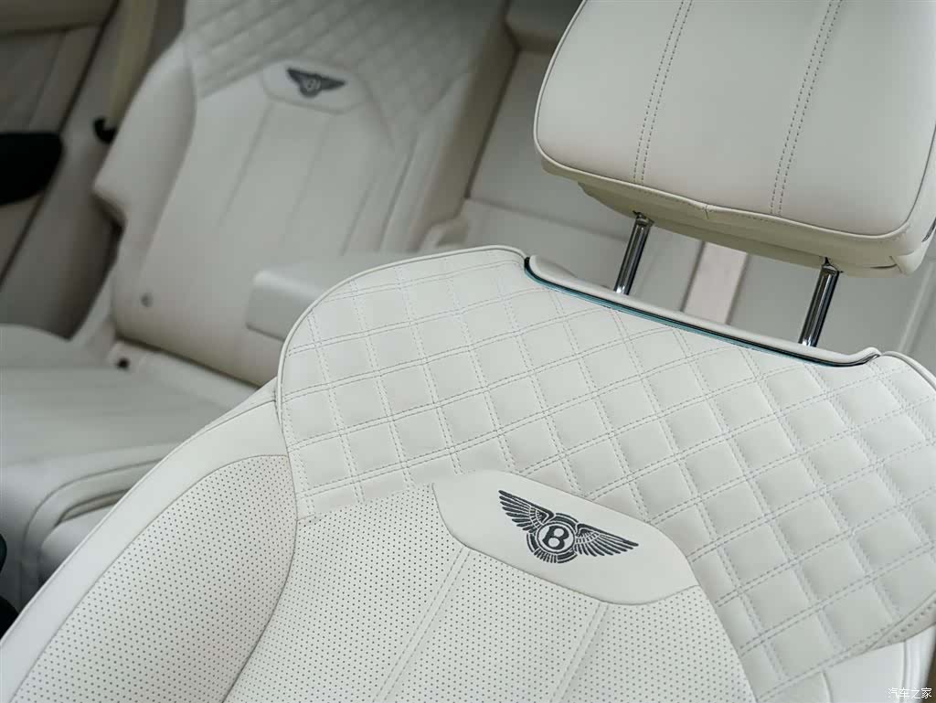 Bentley Bentayga, 2022 11