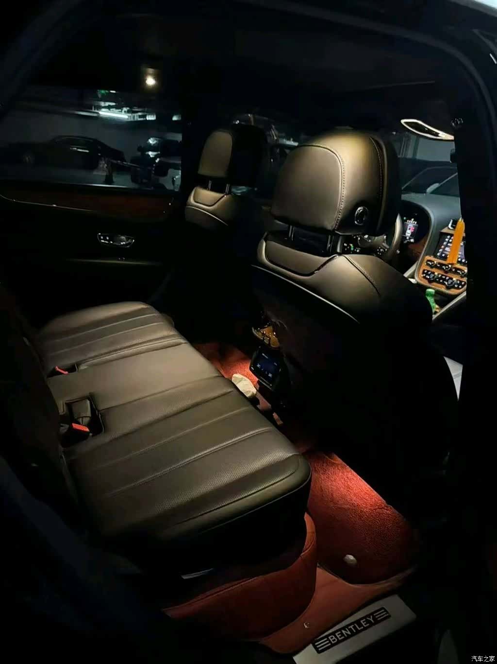 Bentley Bentayga, 2023 10