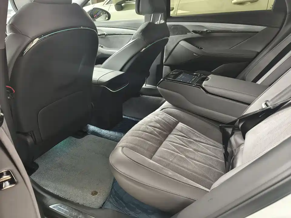 VOYAH Lantu chasing light