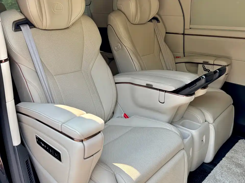 Lexus LM