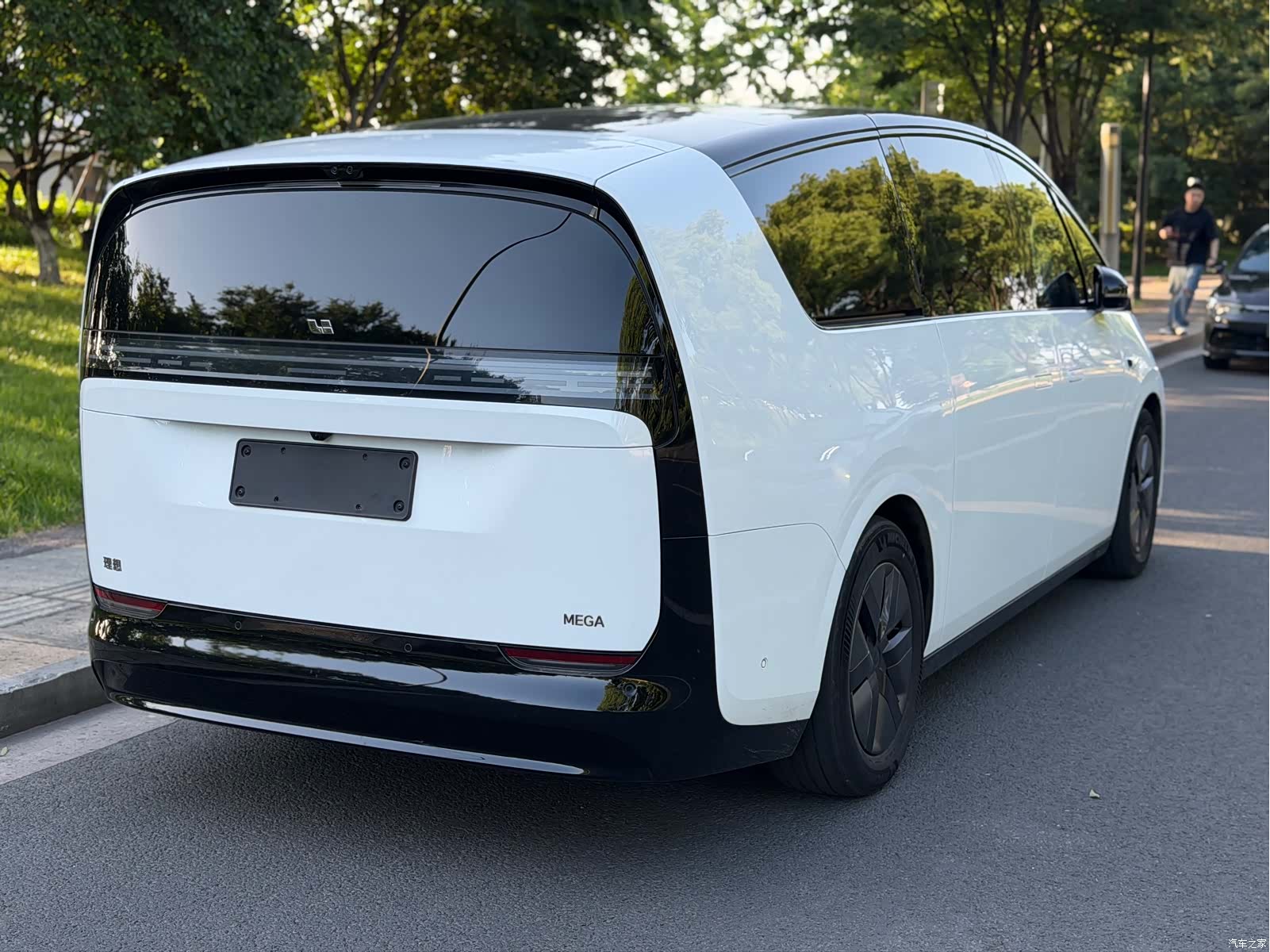 Li Auto MEGA, 2024 7