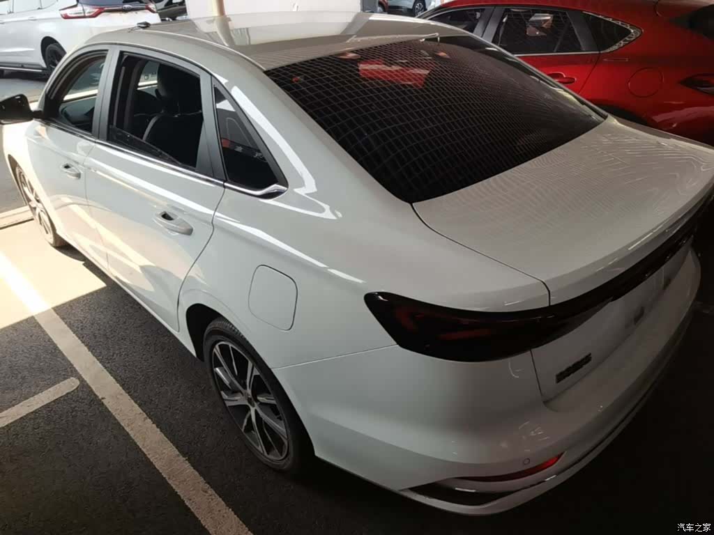 Geely Emgrand, 2022 все фото