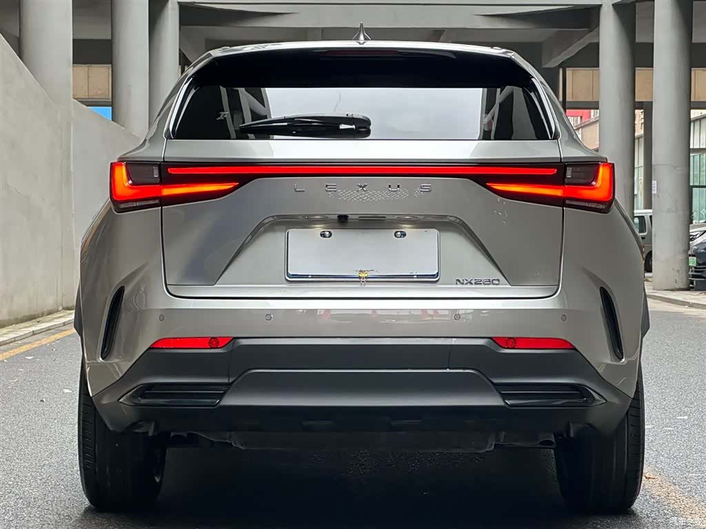 Lexus NX, 2025 4