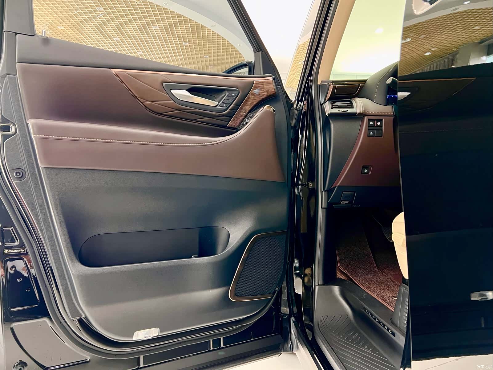 Toyota Alphard, 2025 28