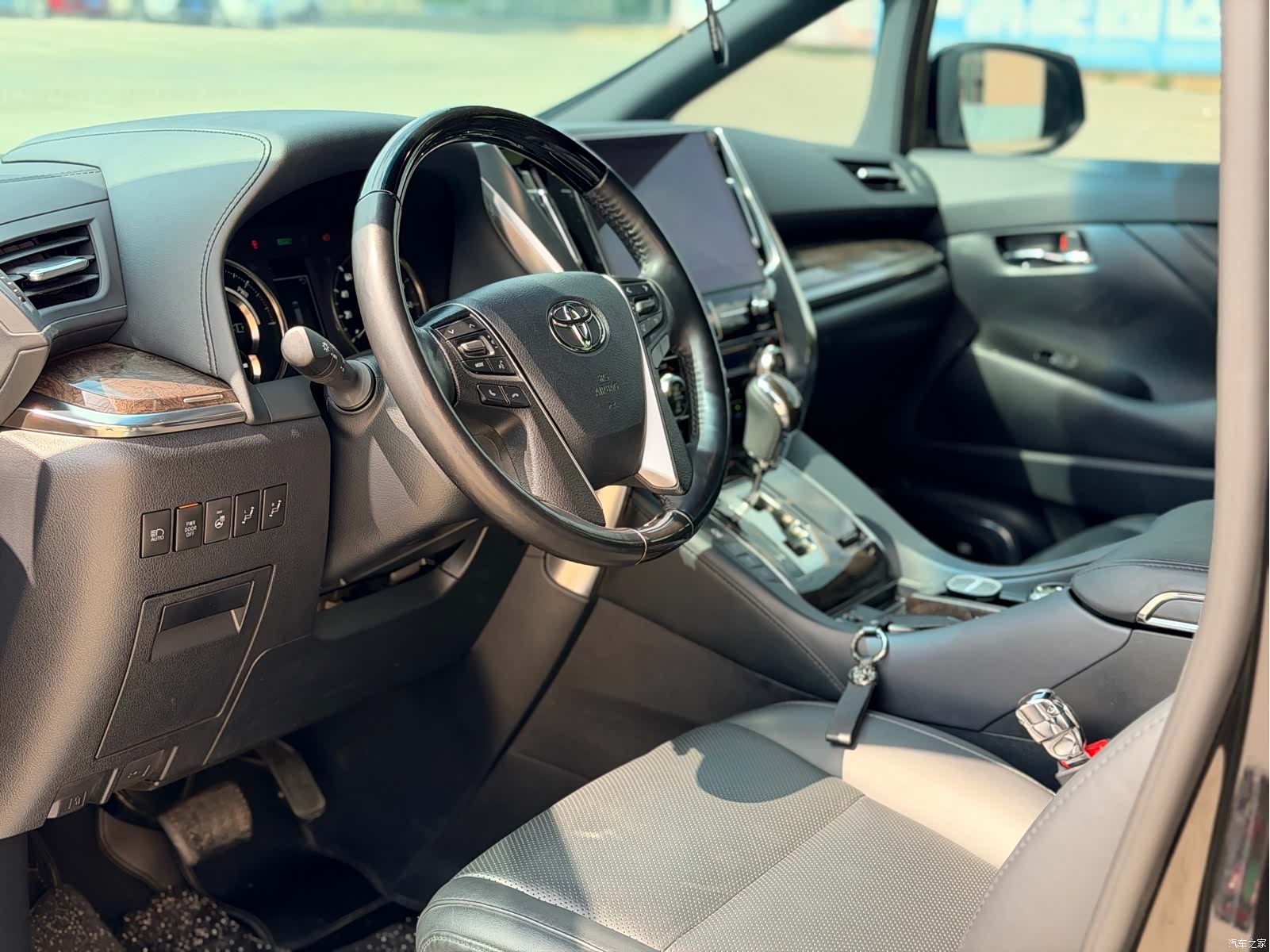 Toyota Alphard, 2023 4