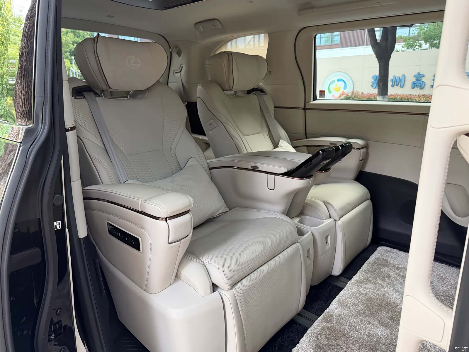 Lexus LM, 2024 14