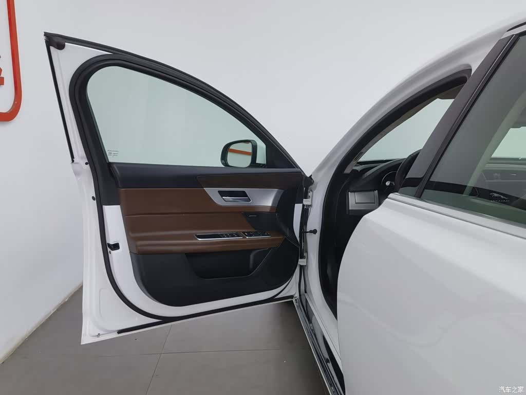 Land Rover XFL, 2017 8