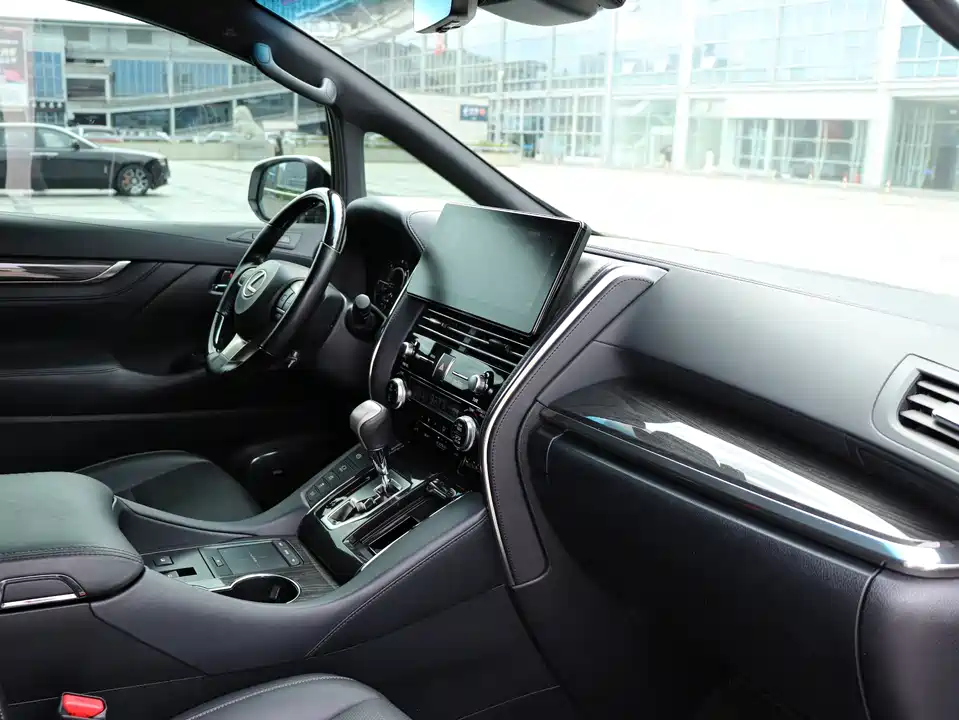 Lexus LM