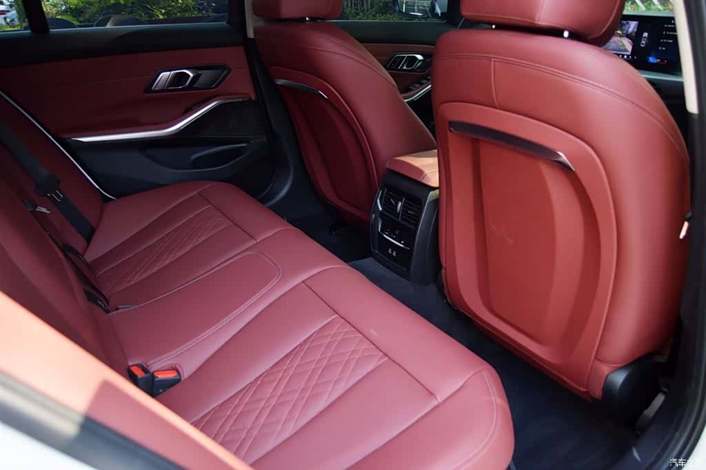 BMW 3 Series, 2025 11