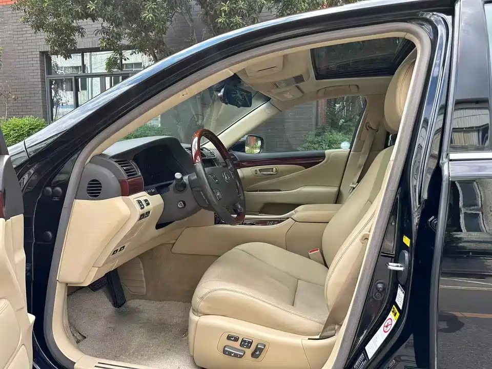 Lexus LS