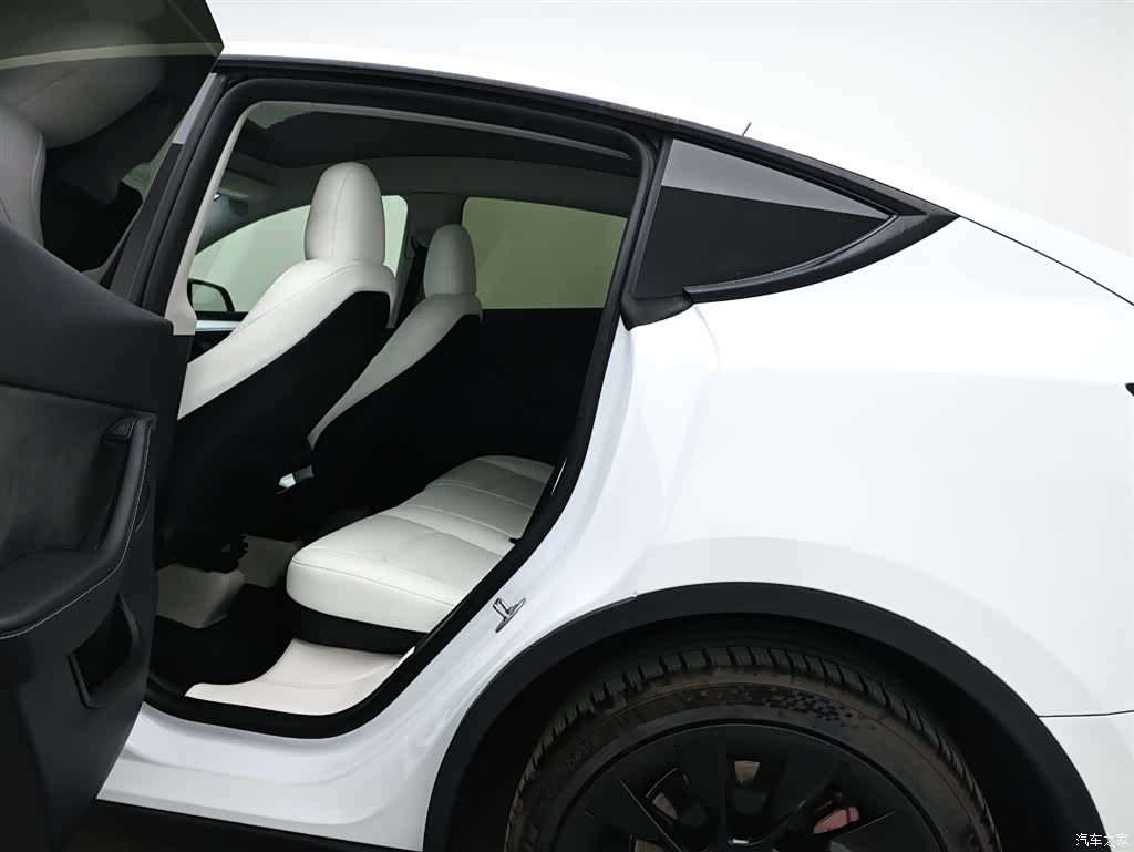 Tesla Model Y, 2024 18