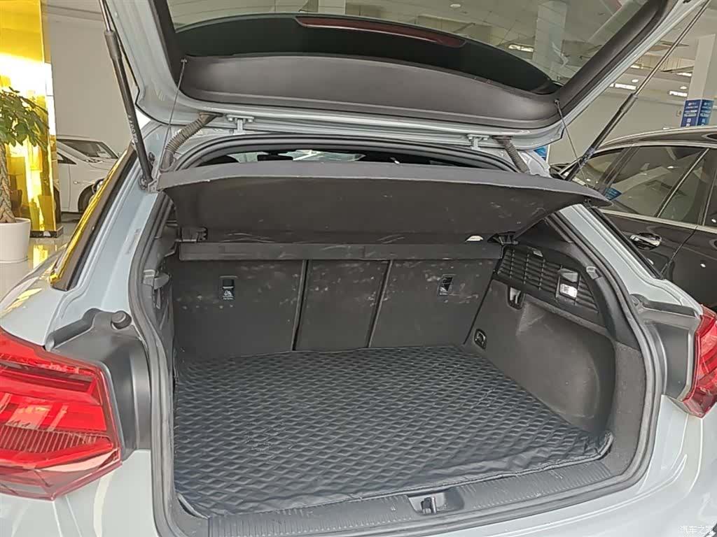 Audi Q2L, 2023 19