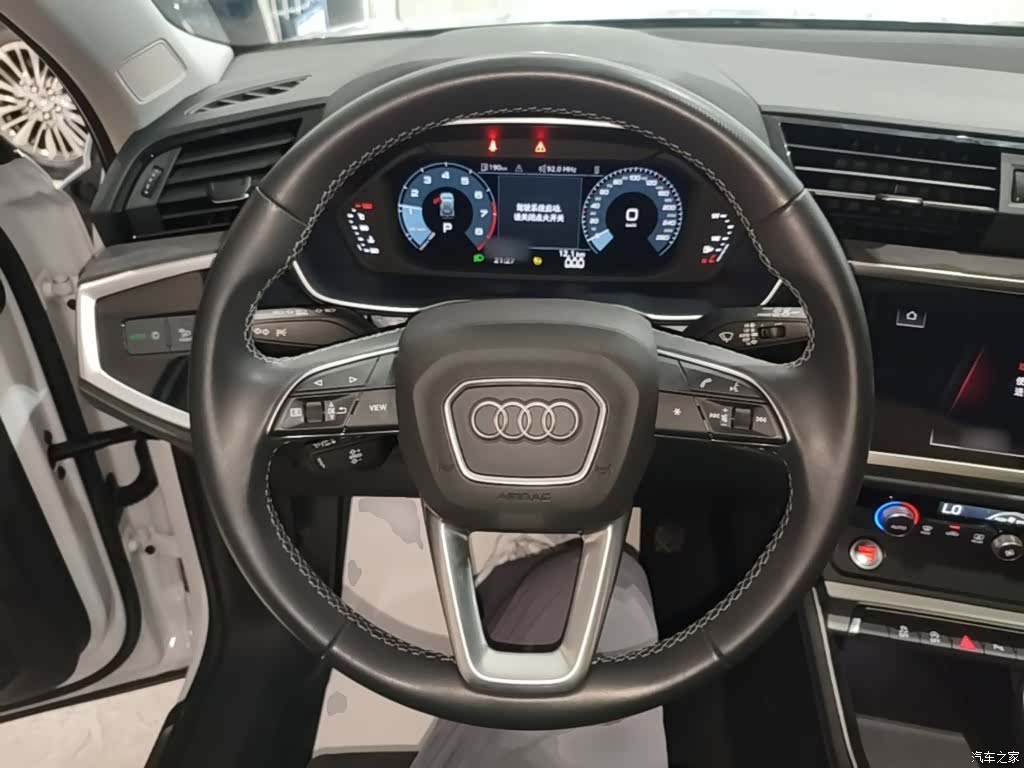 Audi Q3, 2022 11