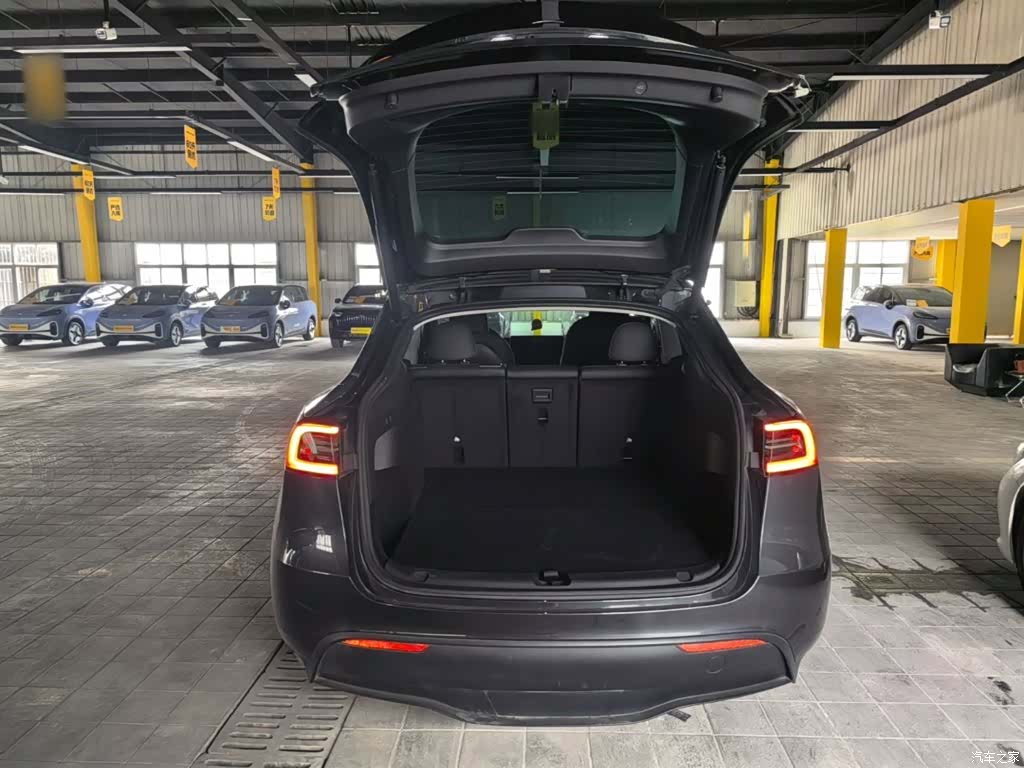 Tesla Model Y, 2024 19