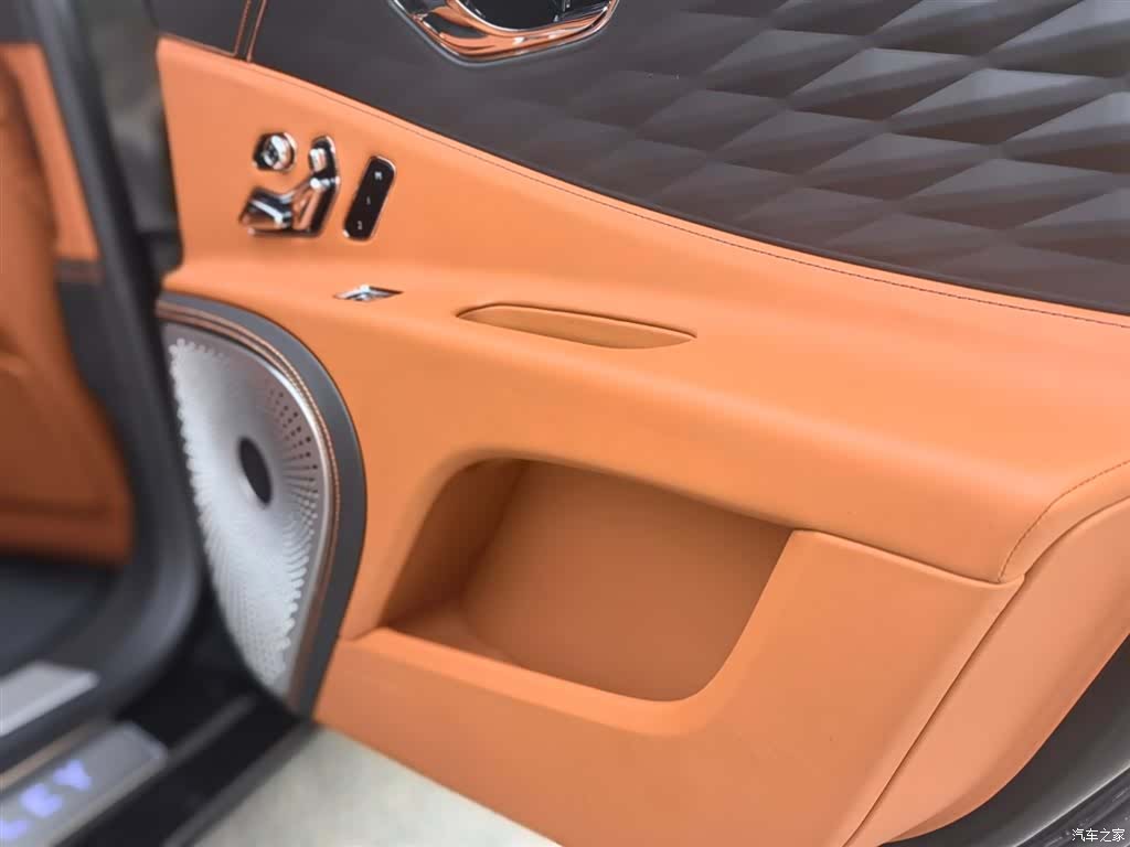 Bentley Flying Spur, 2023 11