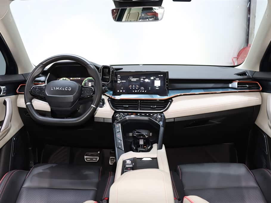 Lynk & Co 06