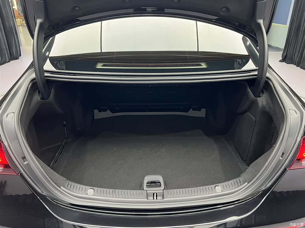 Mercedes-Benz E-Class, 2022 4