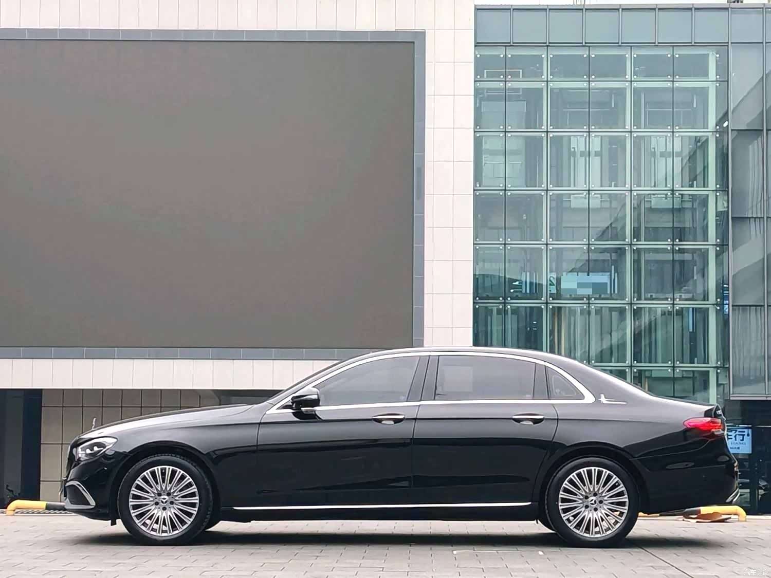 Mercedes-Benz E-Class, 2023 4