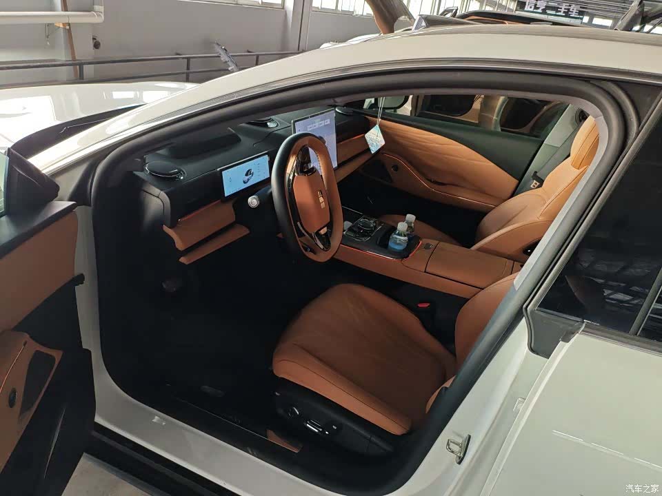 Geely 8, 2025 3