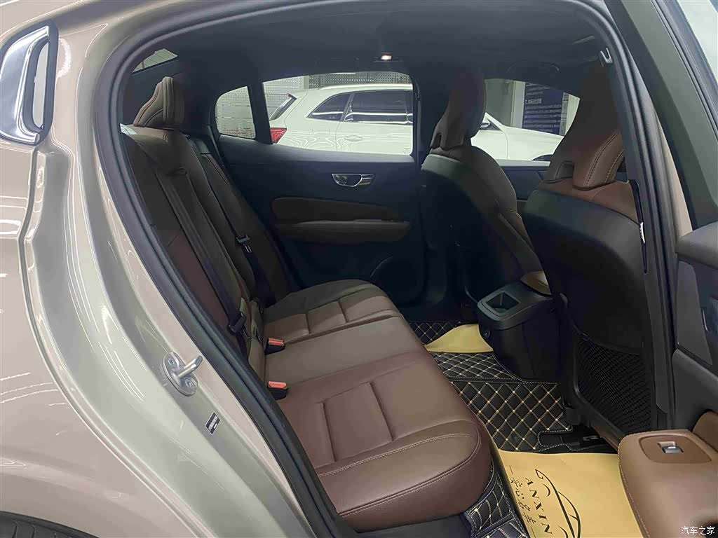 Volvo S60, 2025 11