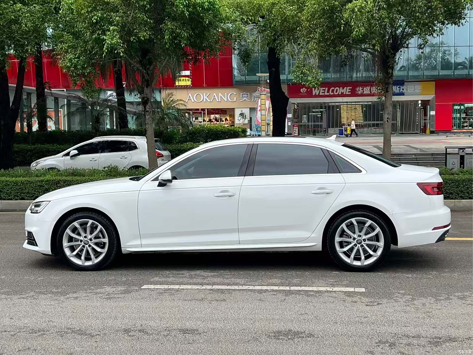 Audi A4L, 2018 все фото