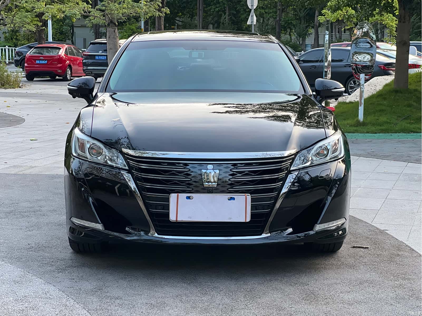 Toyota Crown, 2018 все фото