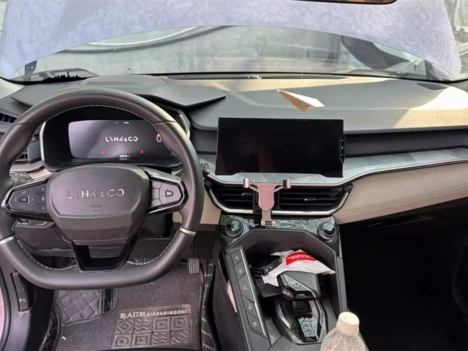 Lynk & Co 06