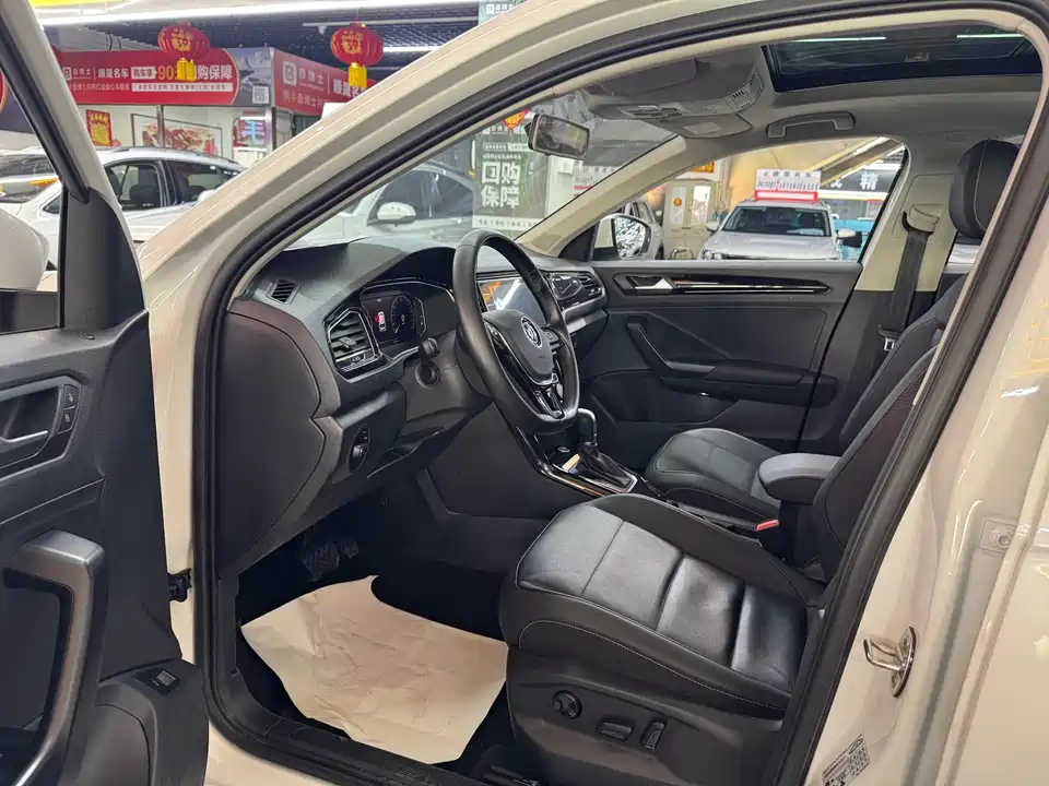 Volkswagen T-ROC exploring Songs