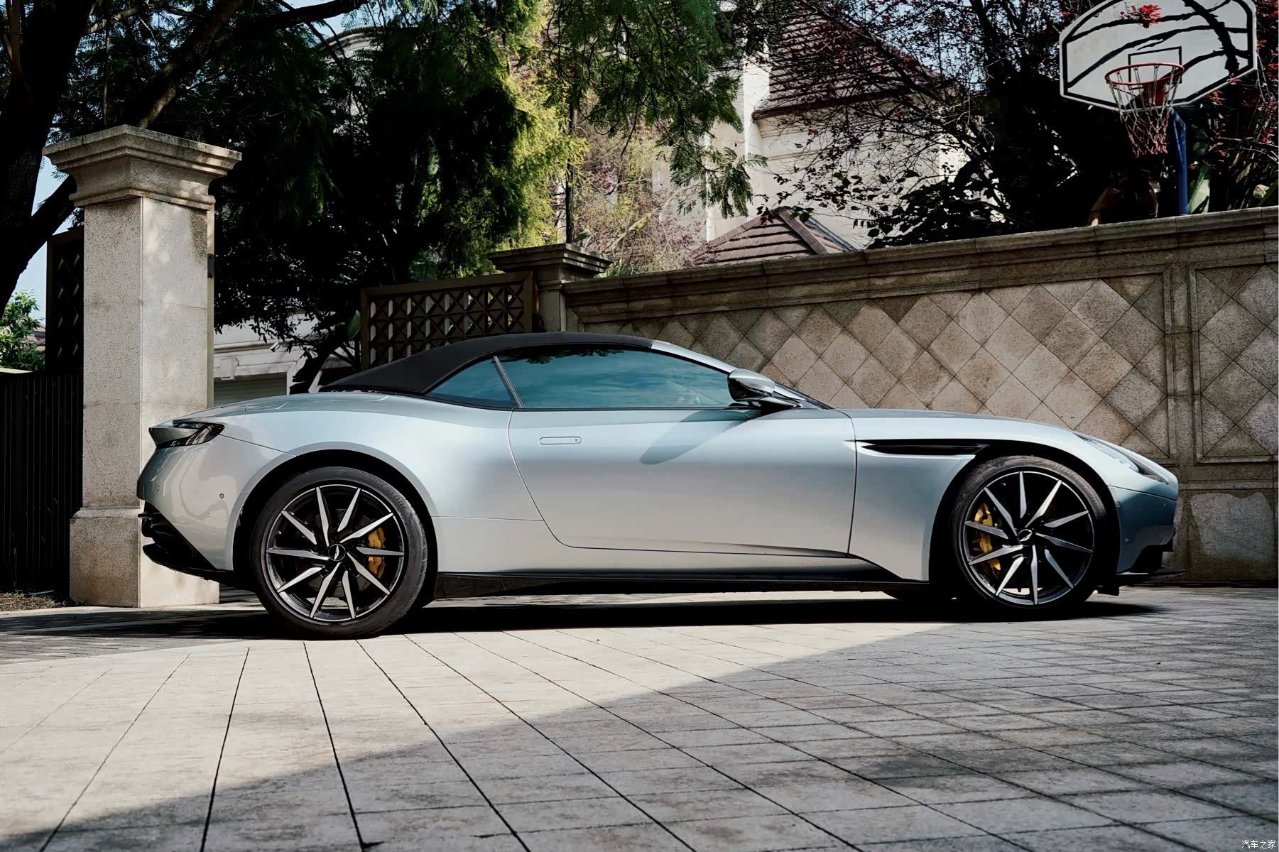 Aston Martin DB11, 2021 4