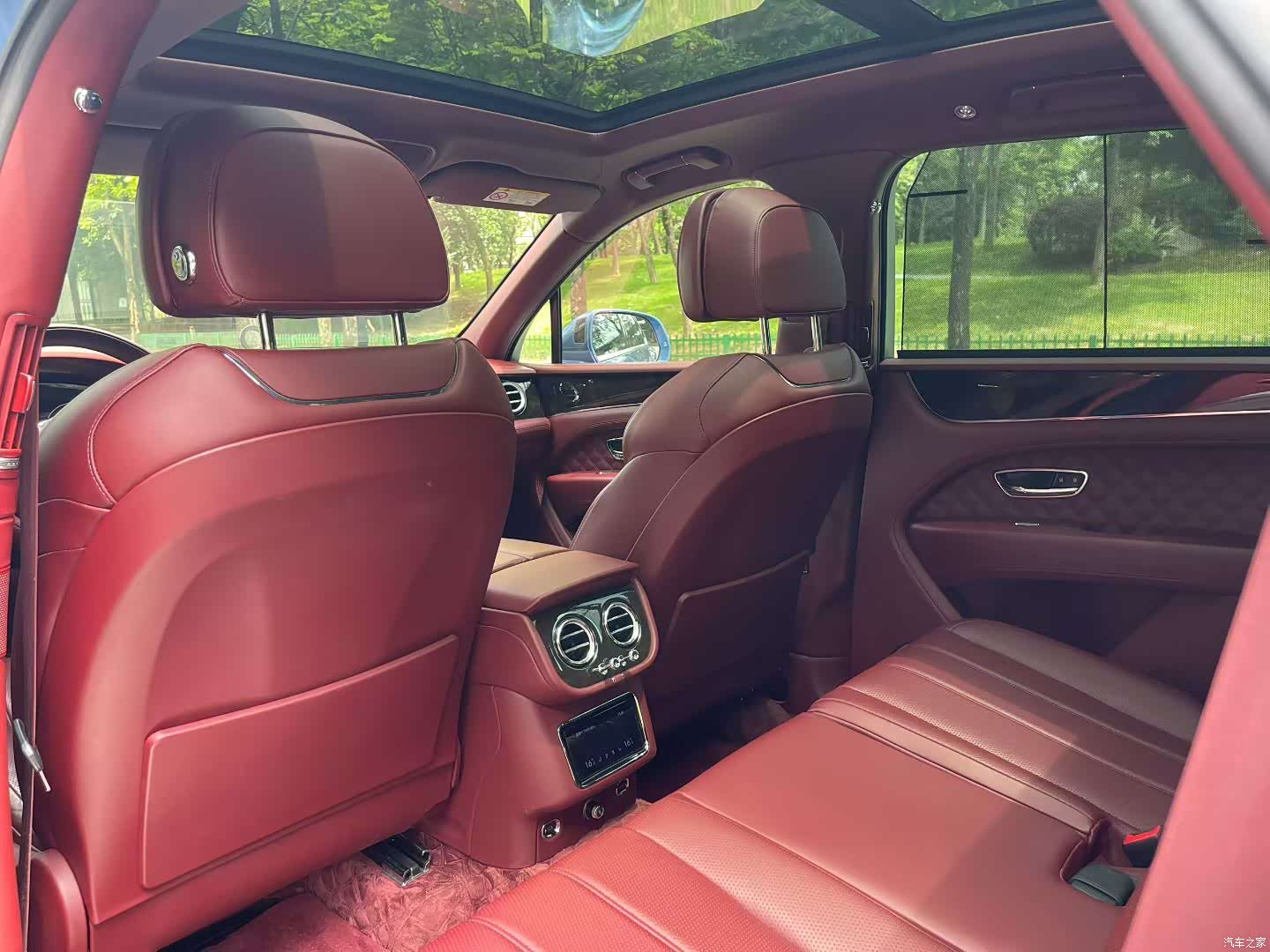 Bentley Bentayga, 2020 9