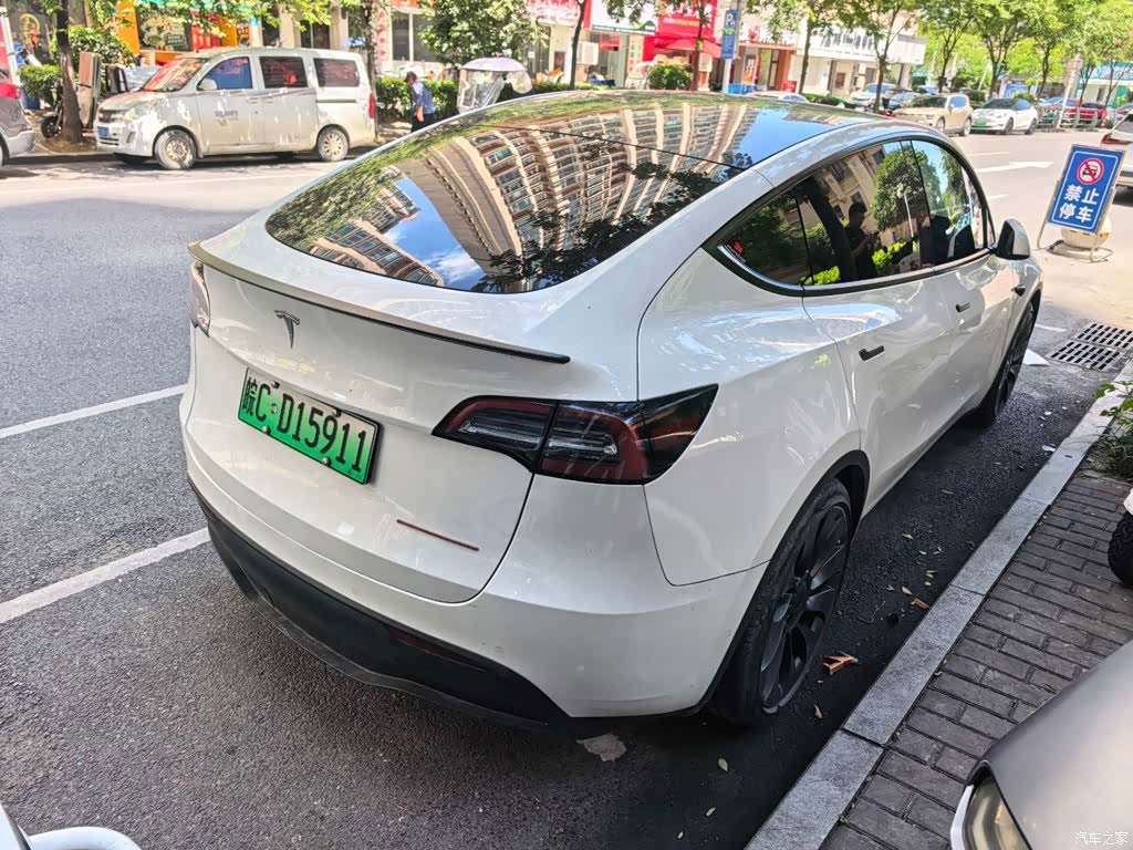 Tesla Model Y, 2023 4