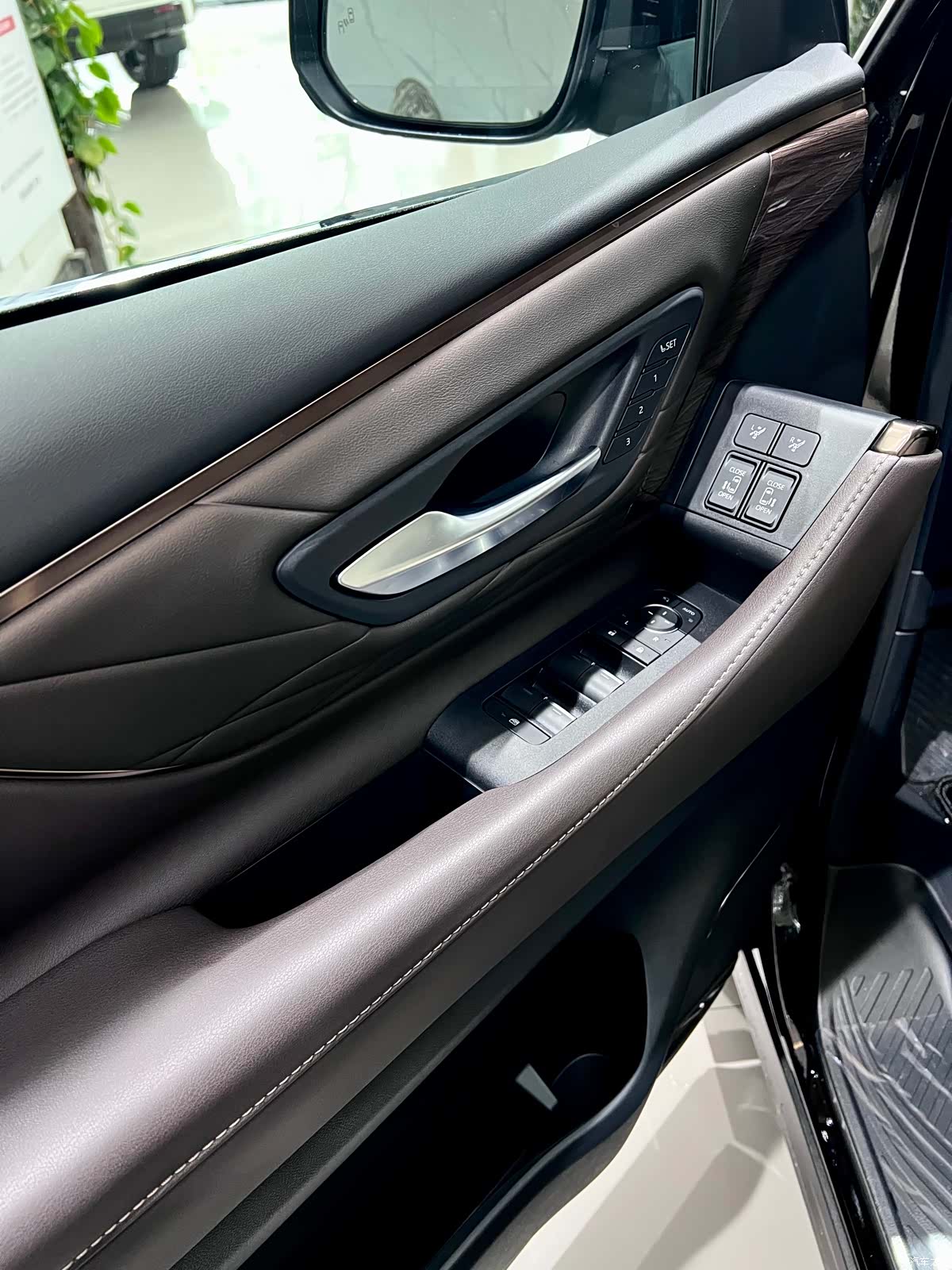 Toyota Alphard, 1900 7