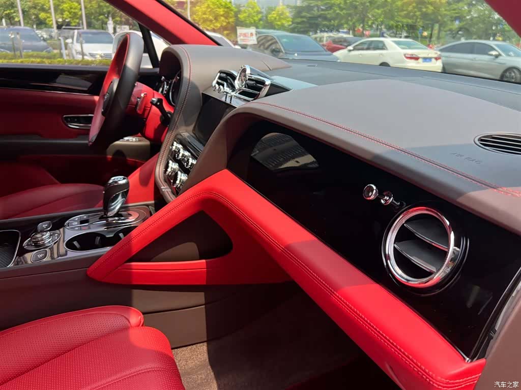 Bentley Bentayga, 2022 11