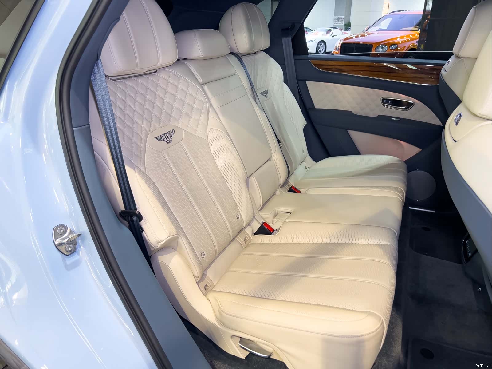 Bentley Bentayga, 2023 22