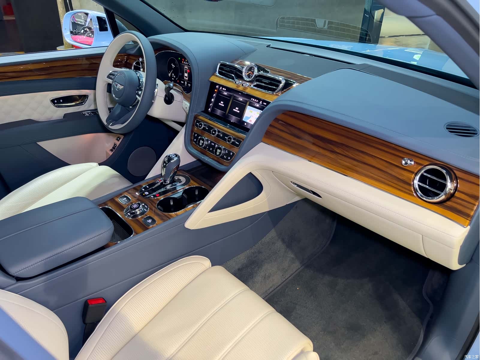 Bentley Bentayga, 2023 23