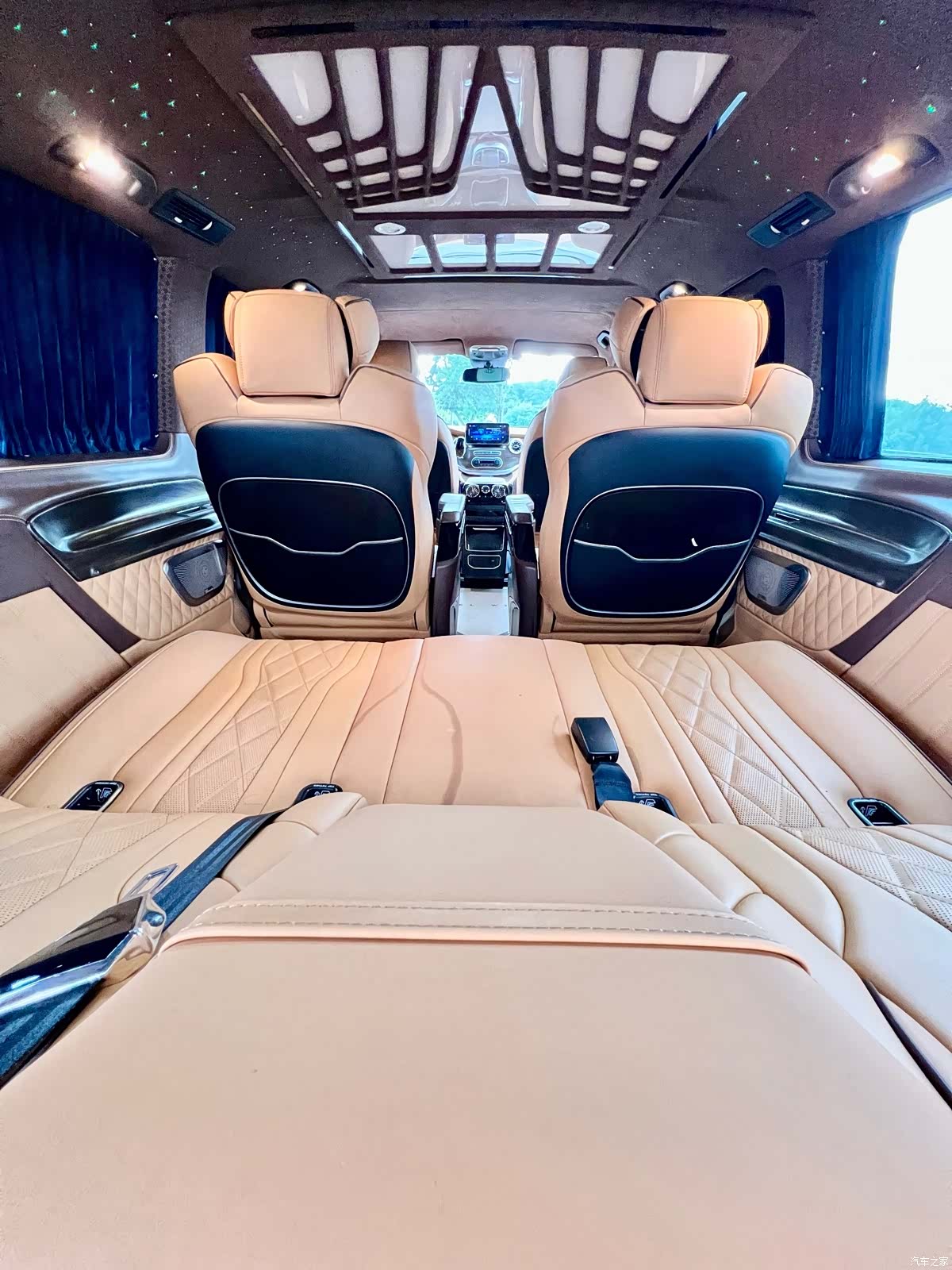Mercedes-Benz 7, 2022 14