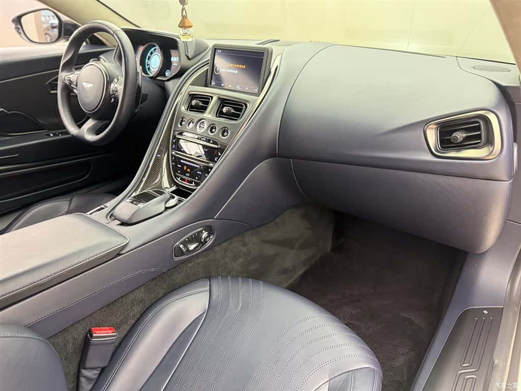 Aston Martin DB11, 2019 9