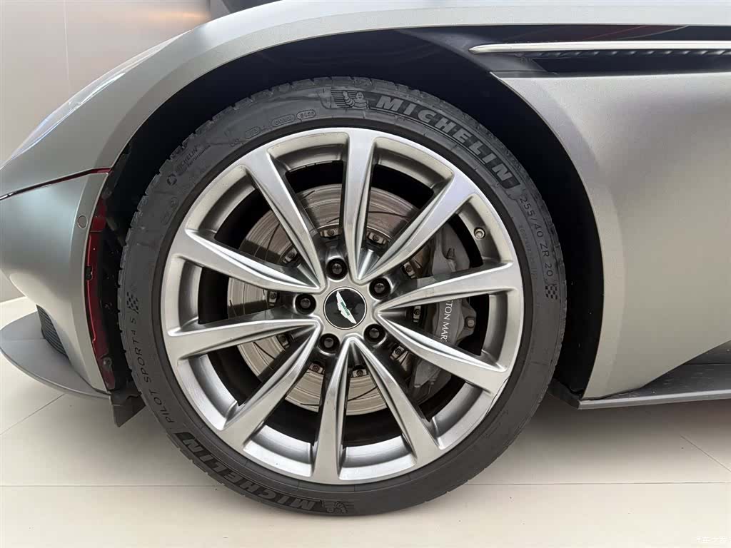 Aston Martin DB11, 2019 13