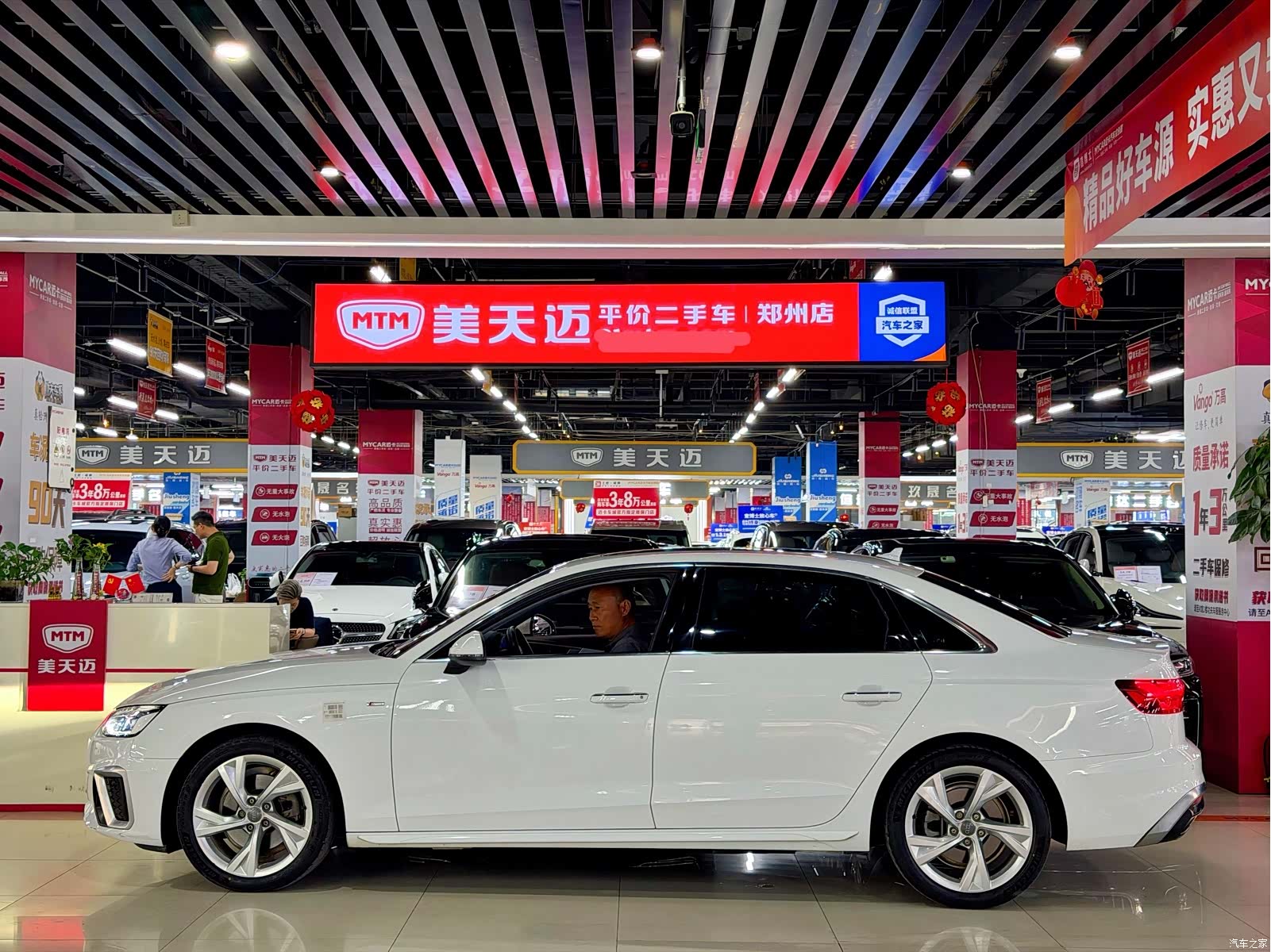 Audi A4L, 2021 все фото